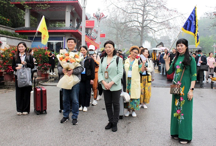 Đoàn khách du lịch Trung Quốc đầu tiên qua cửa khẩu Hữu Nghị sau dịch COVID-19 do Phương Nam Star Travel phục vụ